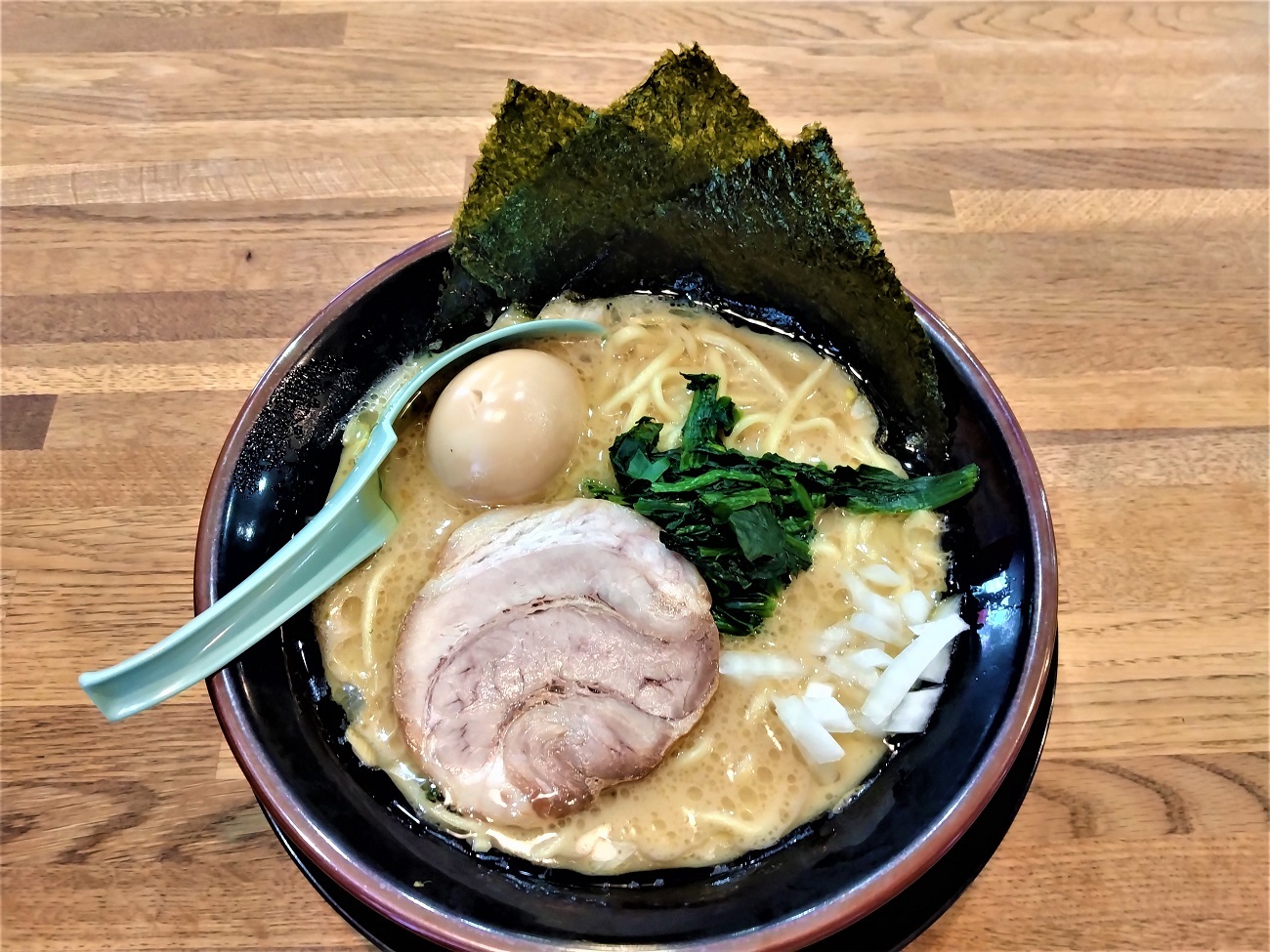 「味玉ラーメン」の味玉は、丸ごとで提供されます。