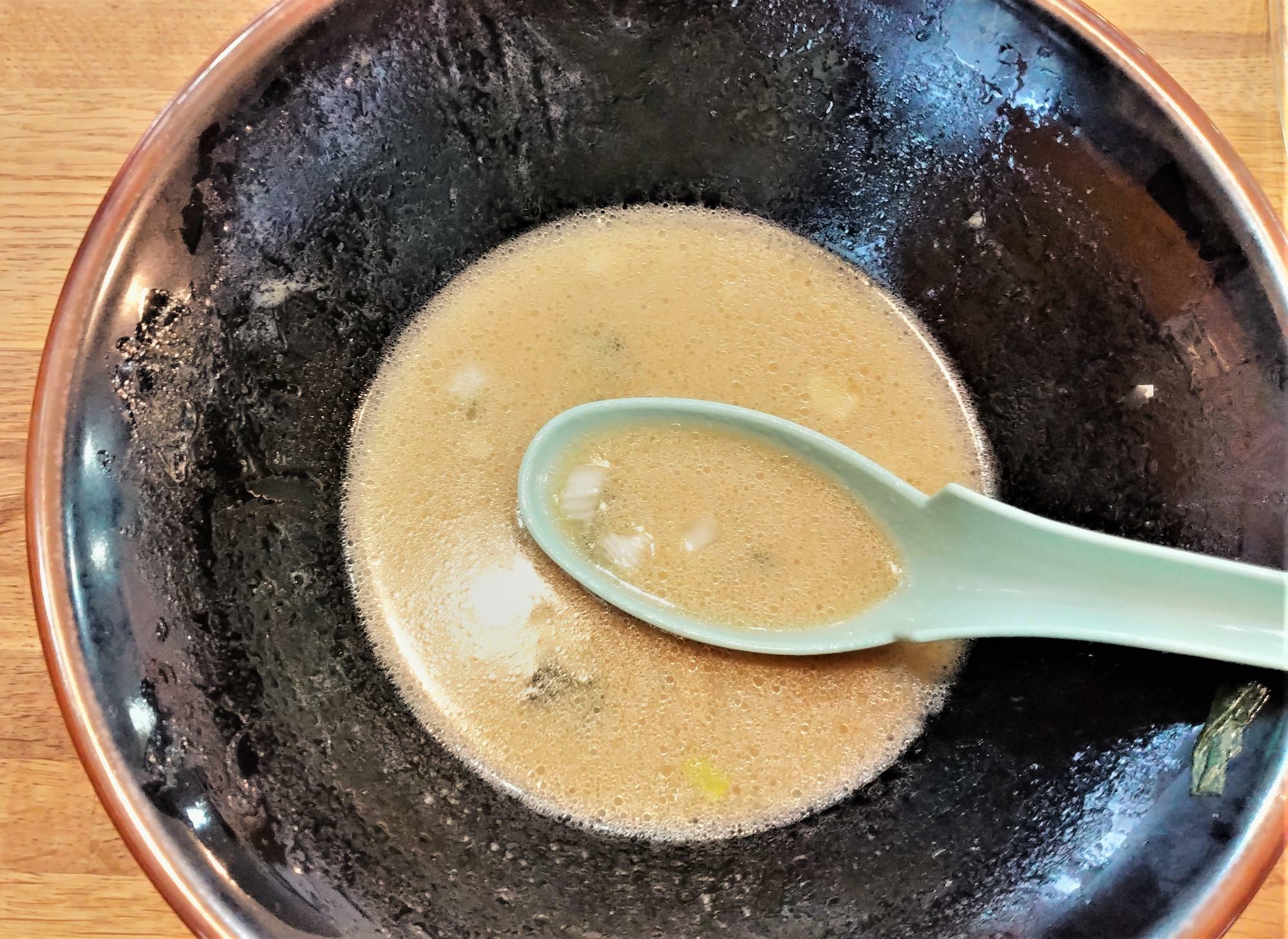麺をするする食べるにつれて、絡んだスープも喉に入ります。