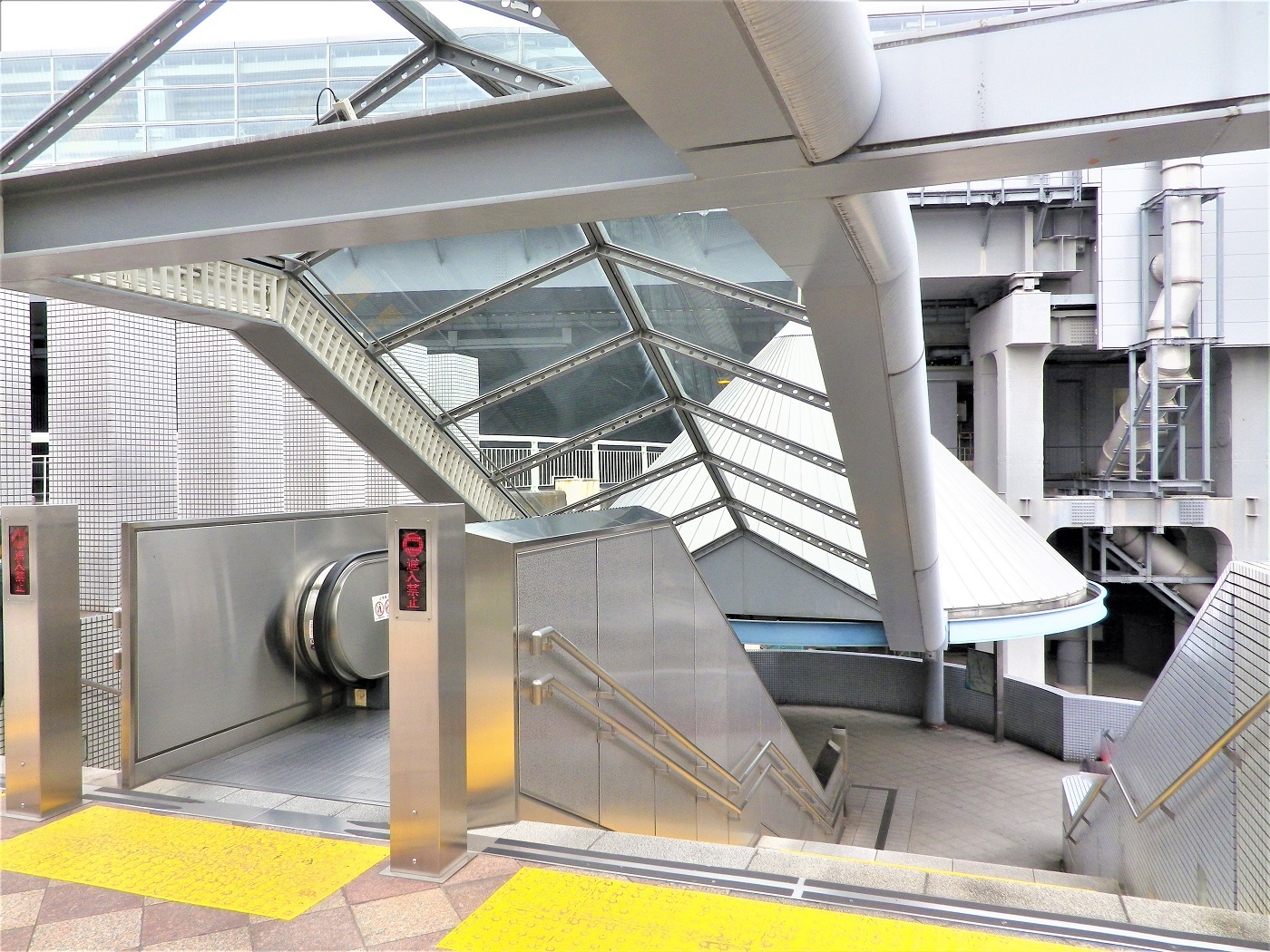 エスカレータが完備しているのでうれしい新大阪駅からの出口。