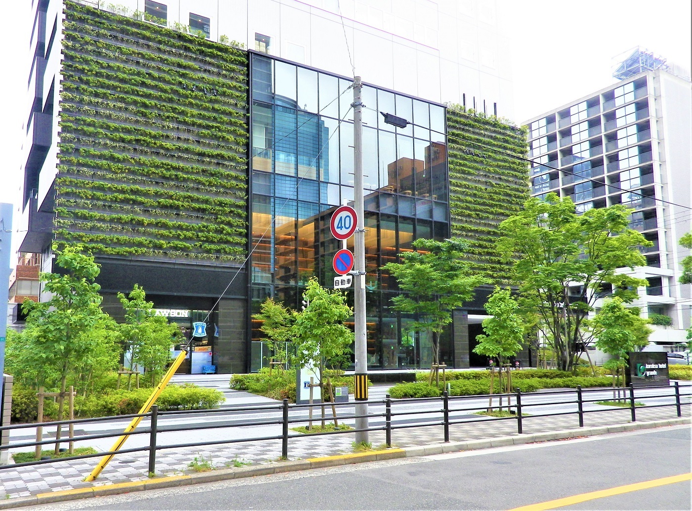 緑鮮やかな駅近の人気ホテル「KARAKSA HOTELグランデ新大阪タワー」。