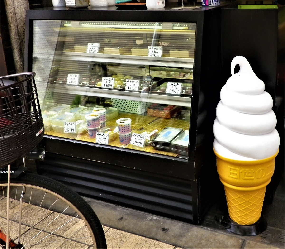 涼し気なお菓子が並ぶショーケース。