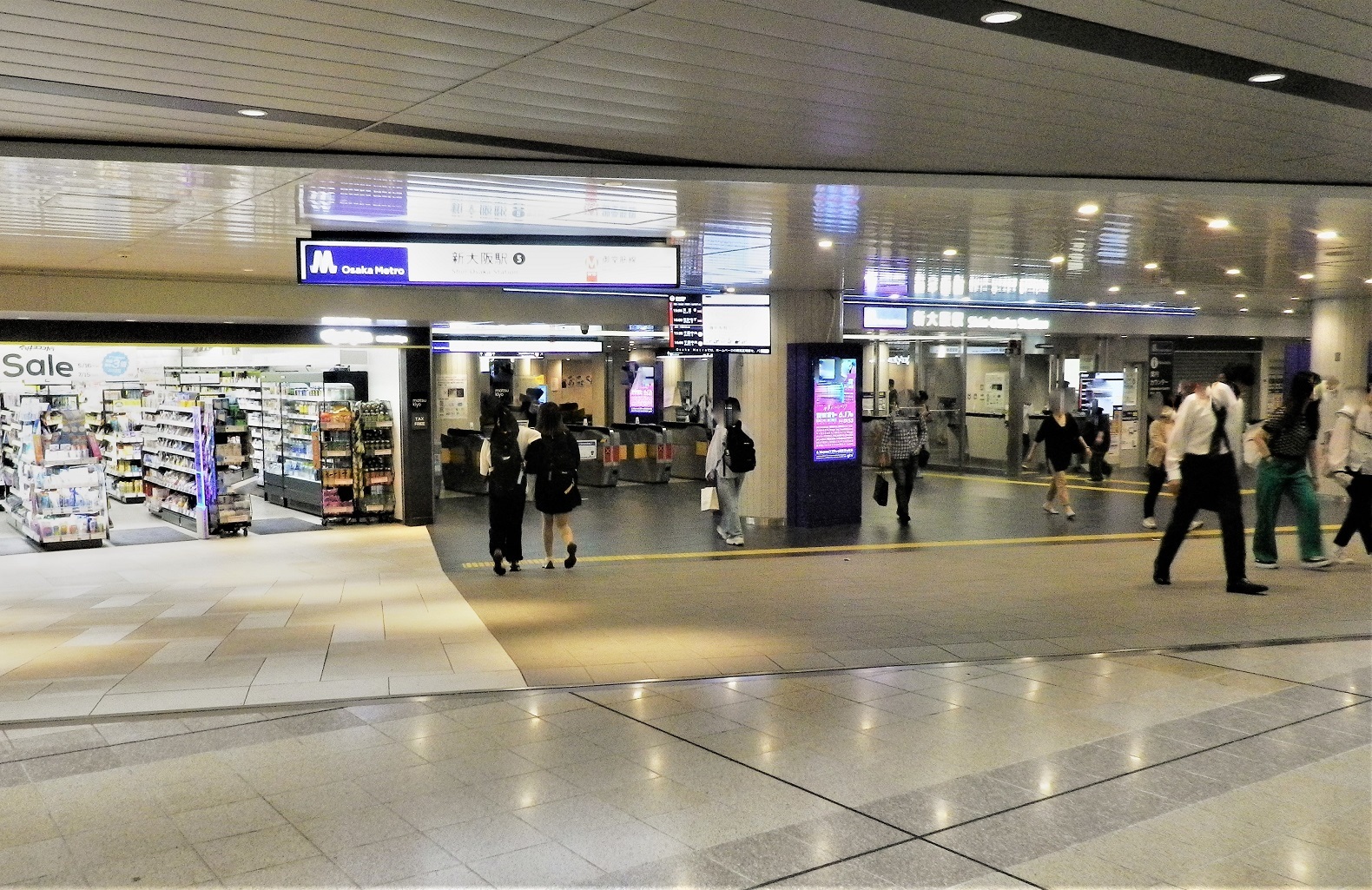 たくさんの乗車客が行きかう新大阪駅改札。