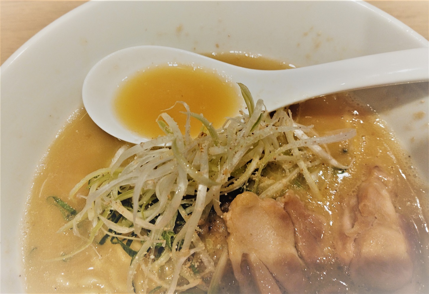 鶏ガラをベースにした白湯醤油味のスープ。