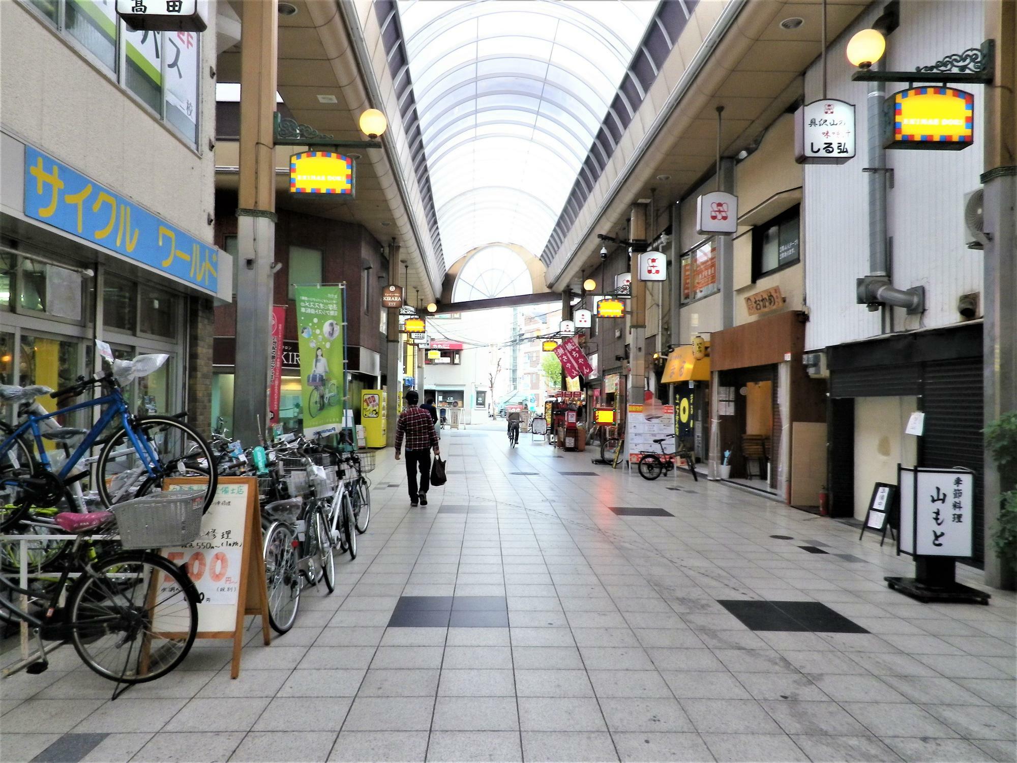 綺麗に舗装された歩きやすい商店街です。