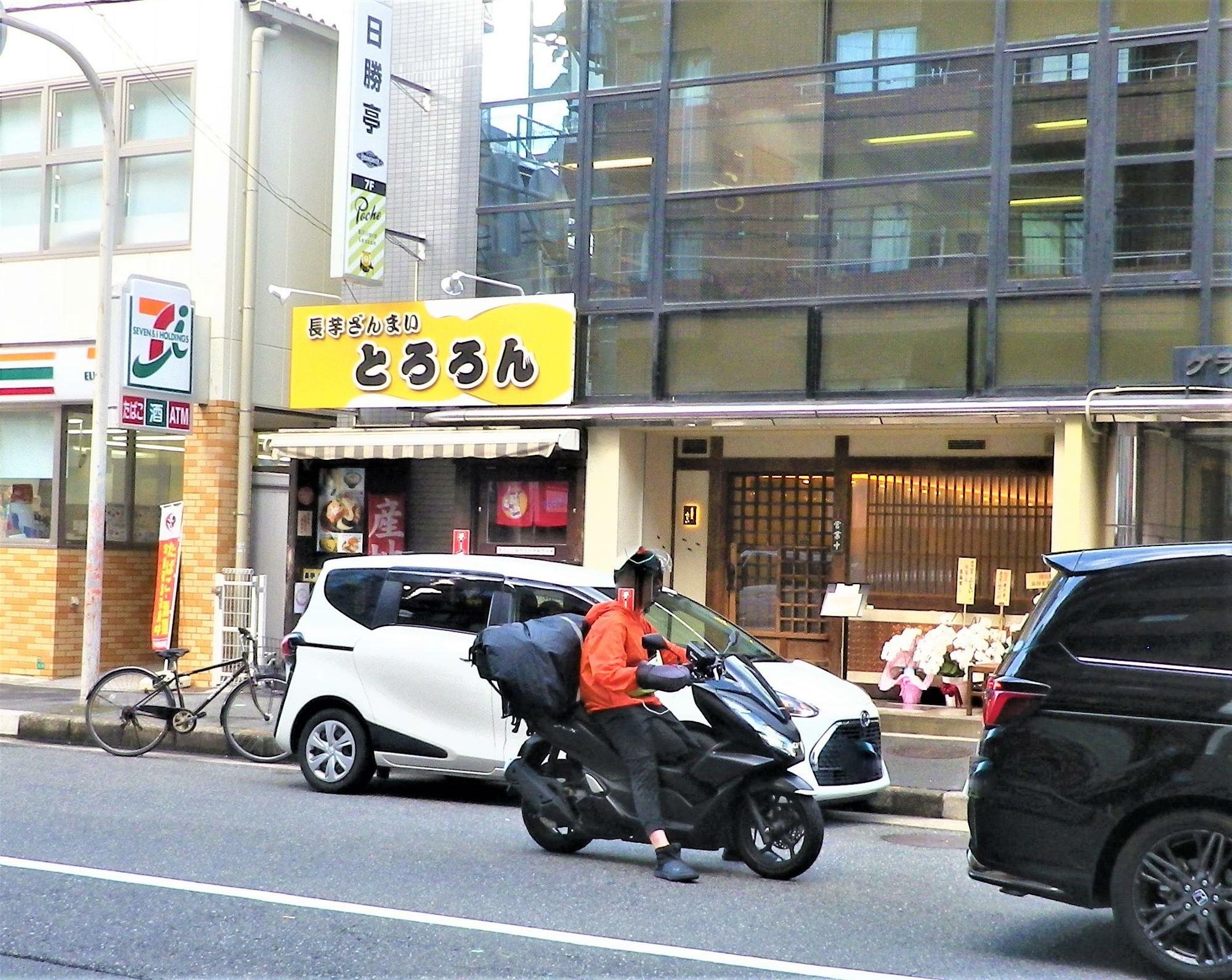 淀川区第1189号線道路を沿い。近くには「セブンイレブン大阪西中島南方店」。