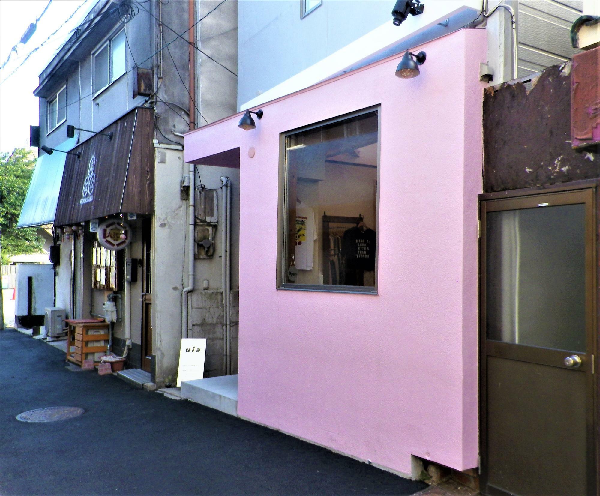 壁のカラーのピンクパープルが印象的な、おしゃれなお店「uia（ウイア）」。