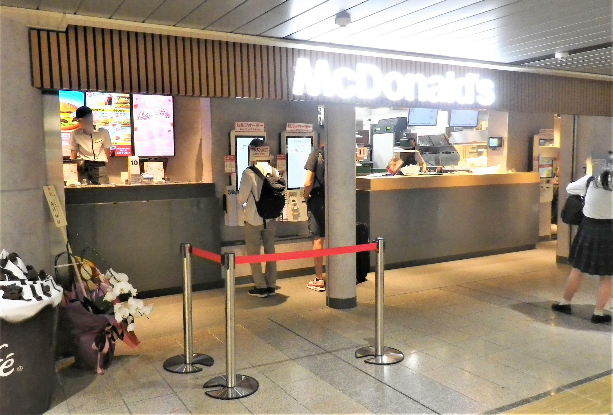 「マクドナルド新大阪駅店」のオーダーカウンターの様子。