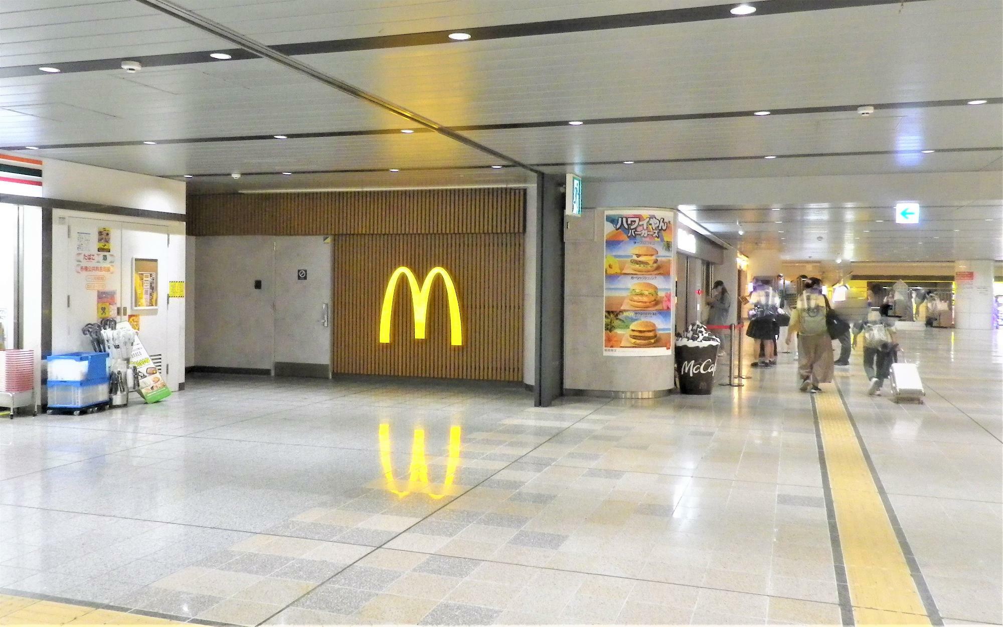 右手に、大阪メトロ御堂筋線新大阪駅の改札。