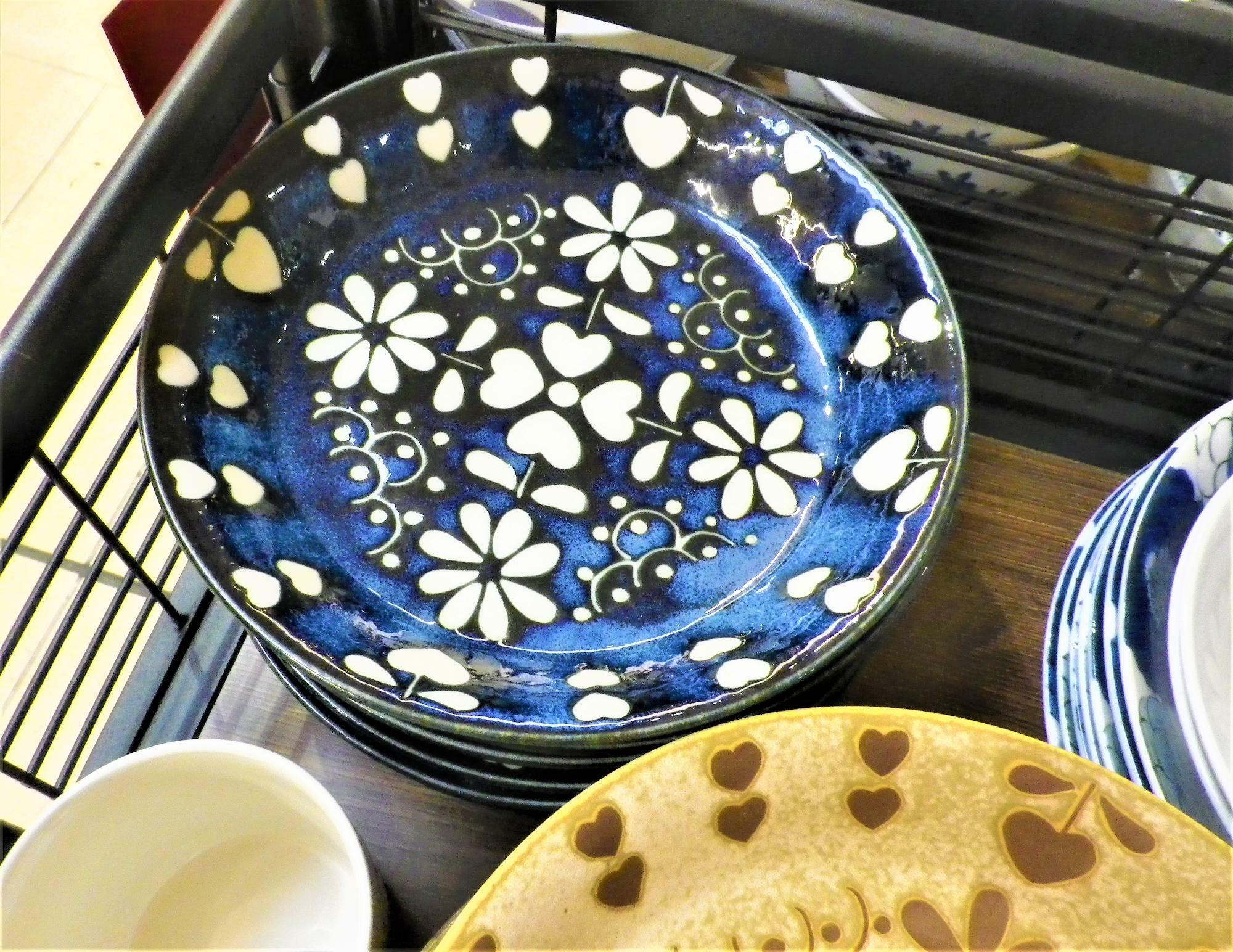 北欧調のプリントが素敵な藍色の大皿。