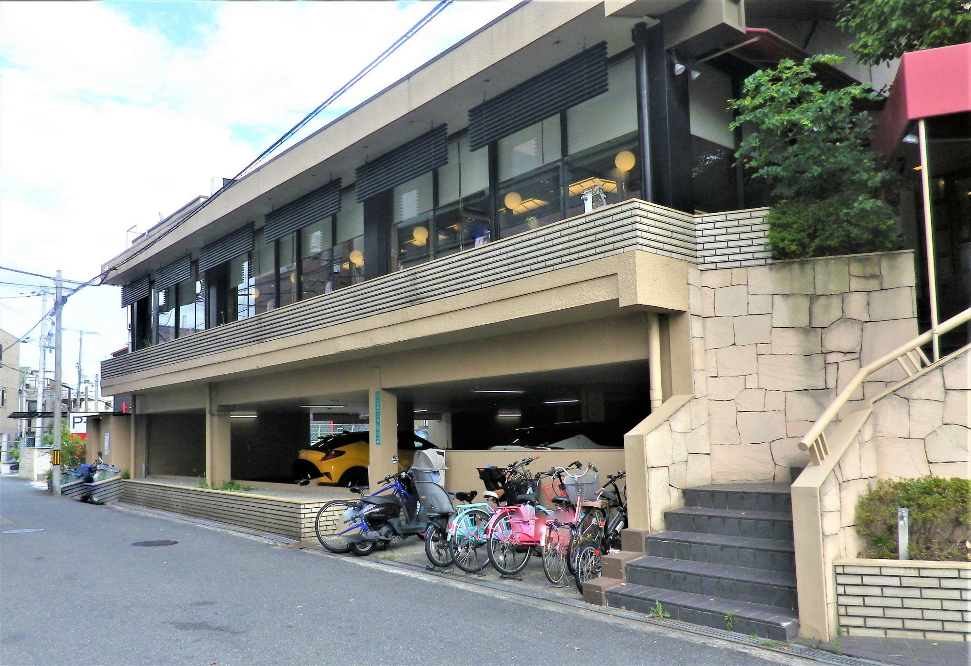 「和食さと三津屋店」は、奥行きの長い大きなお店。