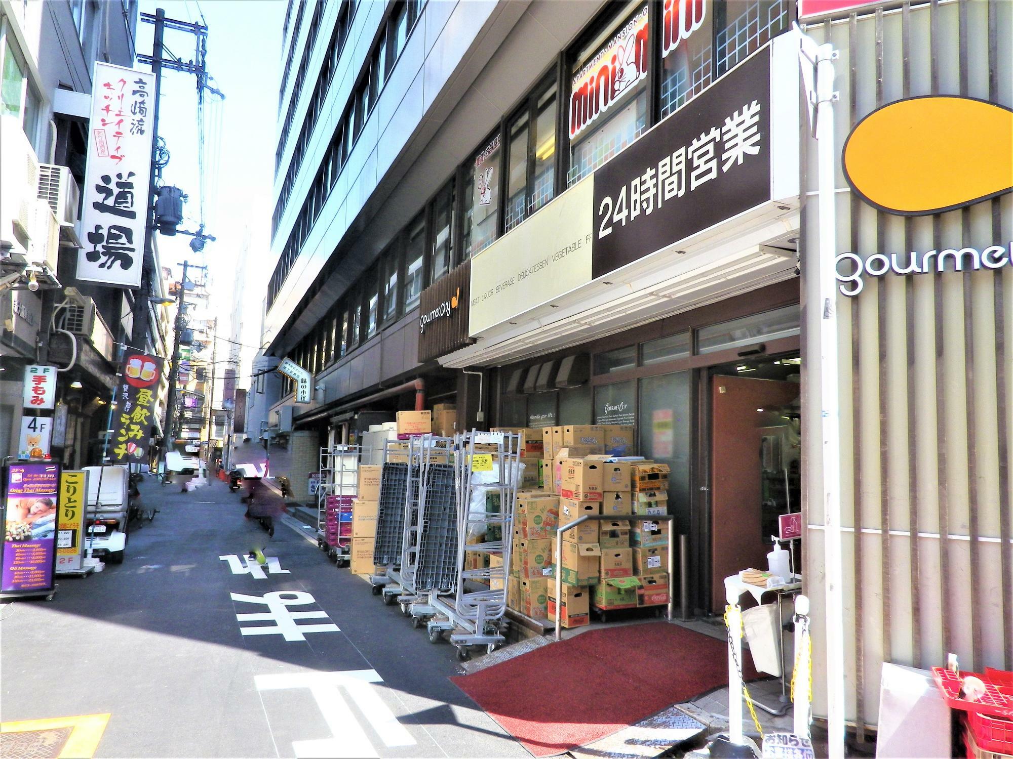 数メートル進むと左手に「ライブ焼肉　てんぐ　西中島本店」が有ります。