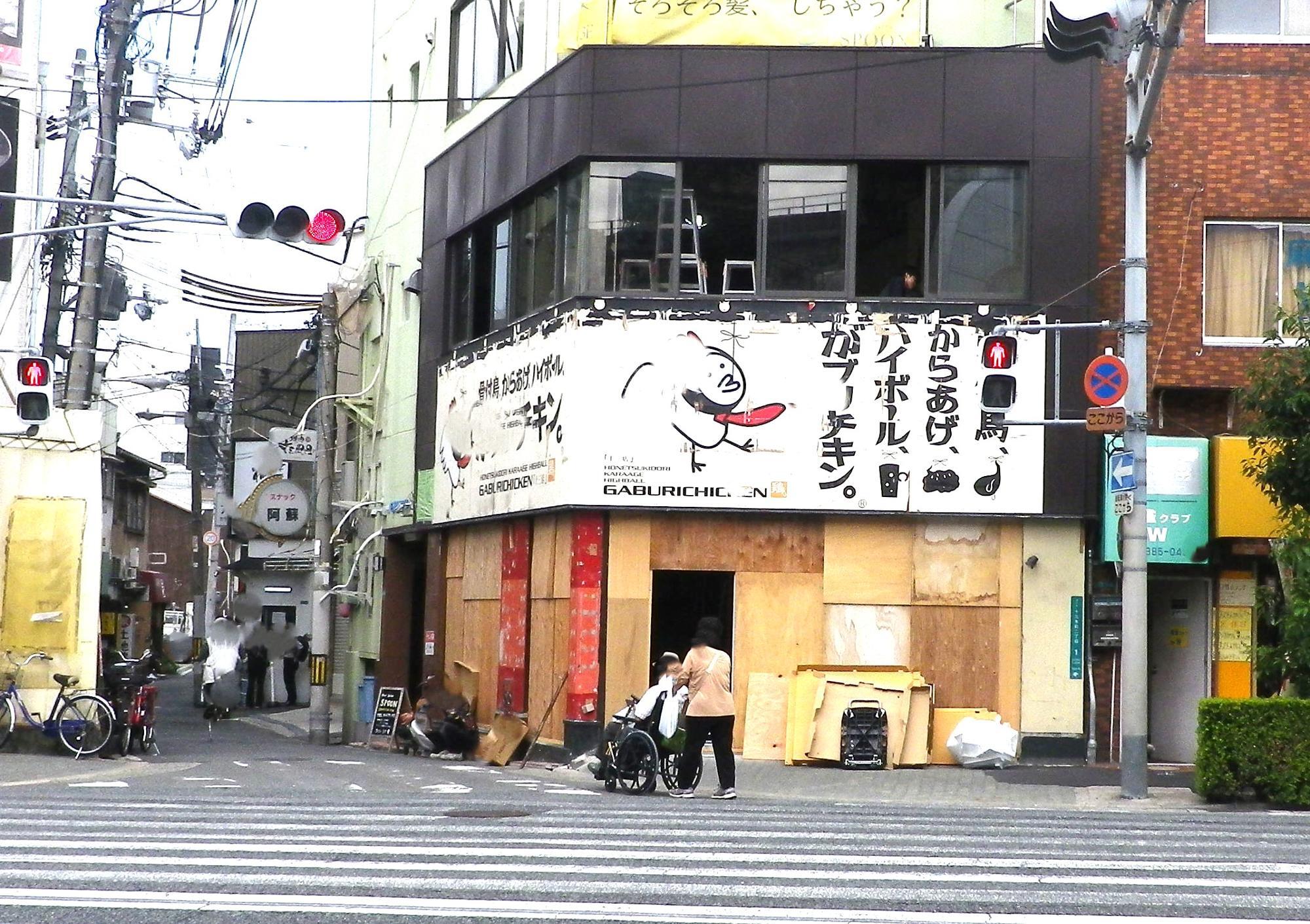 残っているチキン料理の看板に驚きますが「明石八　十三店」の前の店舗のもの。下に残っていたんですね。