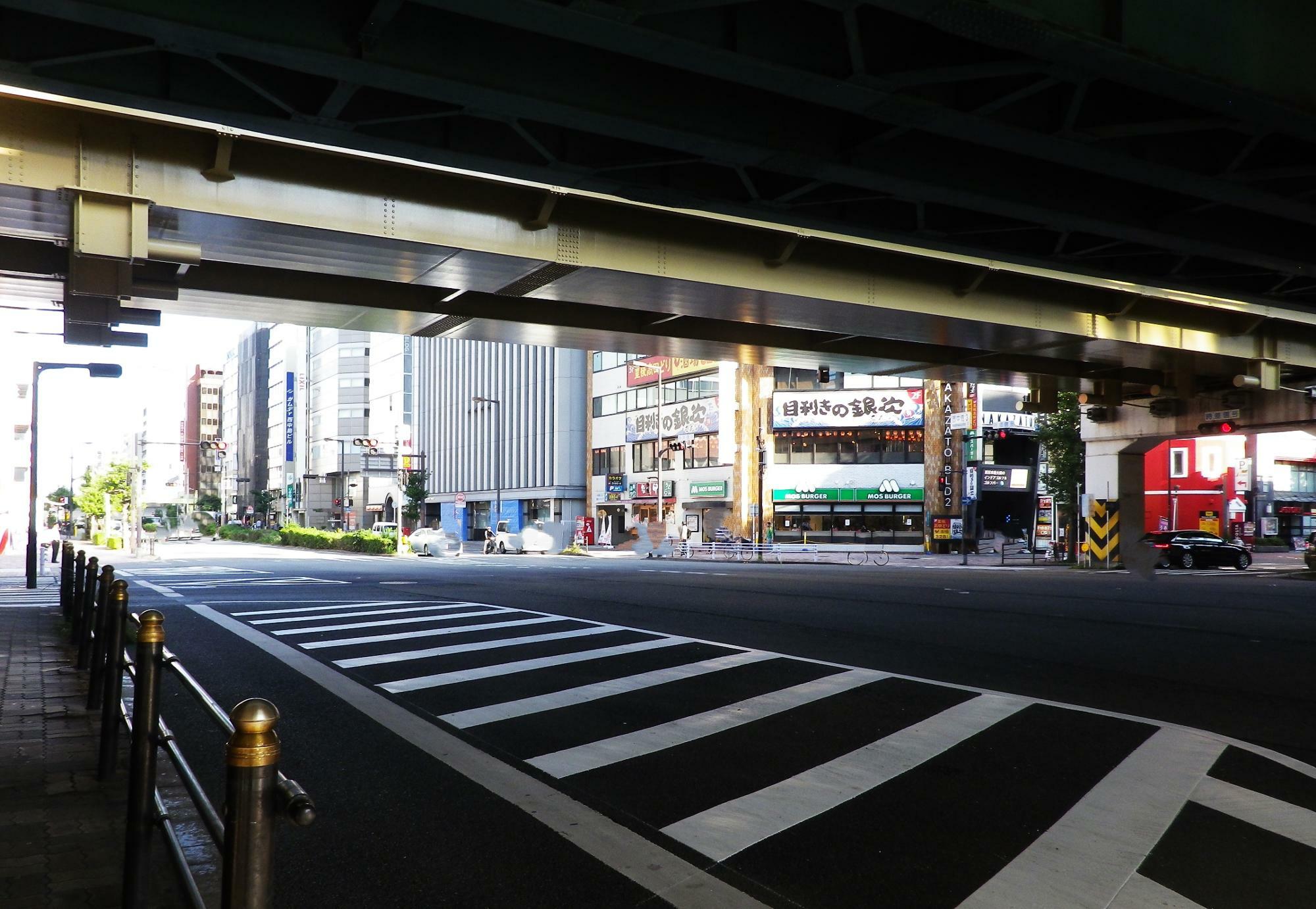 新御堂筋と大阪メトロの下をくぐると見えて来る場所。