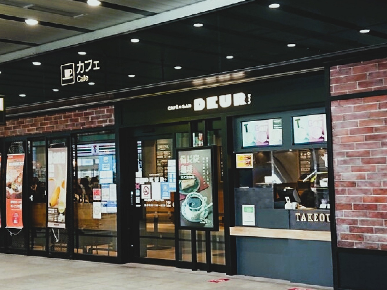 営業していた頃の「Cafe＆Bar DEUR新大阪」の外観。