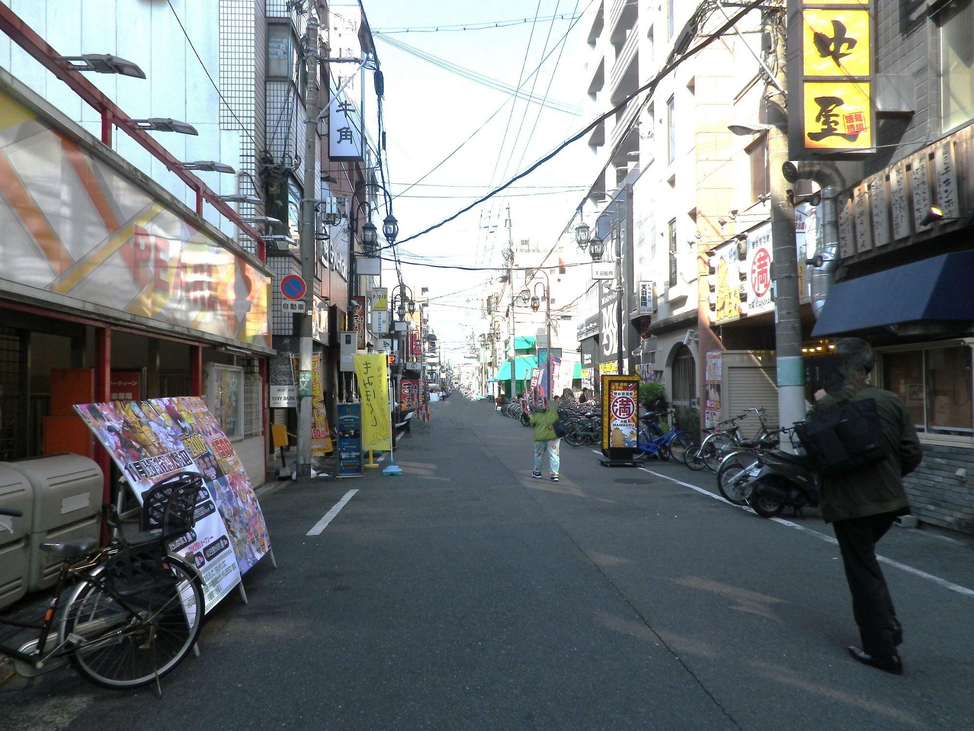 阪急電車十三駅東口から歩いて2～3分の十三東三仲町通商店街。