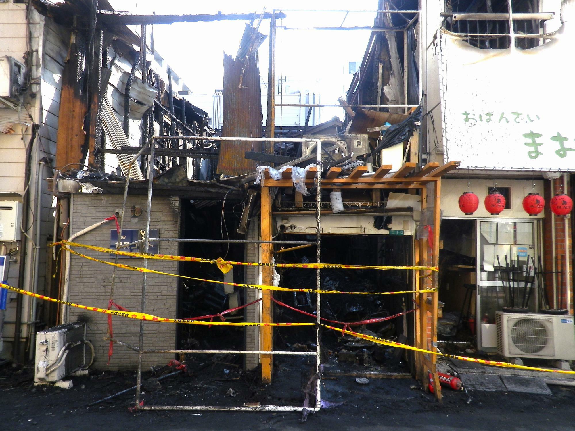 2階も焼け落ちている火元とみられる店舗周辺の様子。