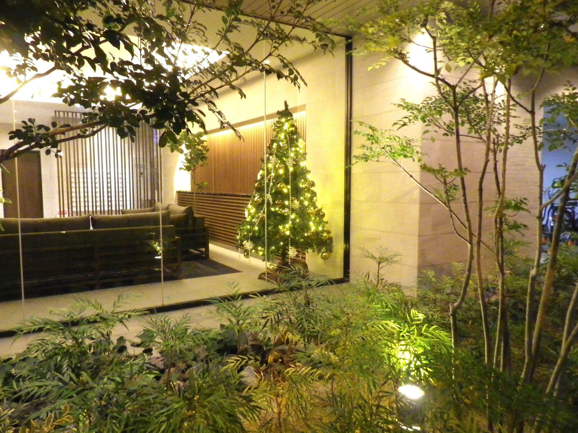 途中のビルの一階にも、素敵なクリスマスツリーが飾られ、あたりはもうクリスマス気分。