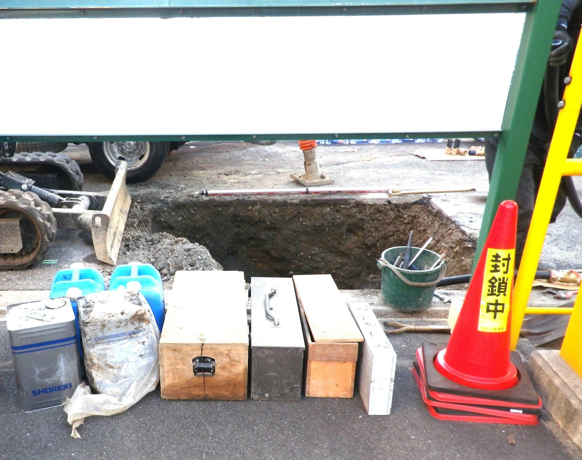 交差点周辺以外の場所も何か所か、深い穴が新しく掘られていました。