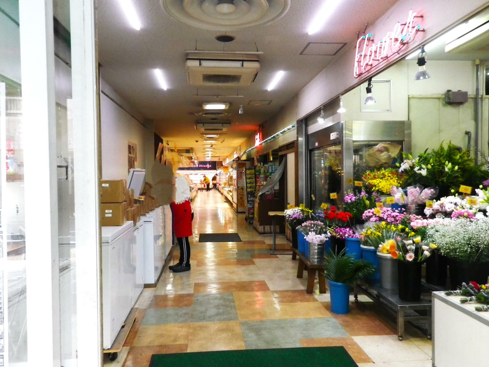 入口右手はお花屋さん。左手は中華パンのお店。
