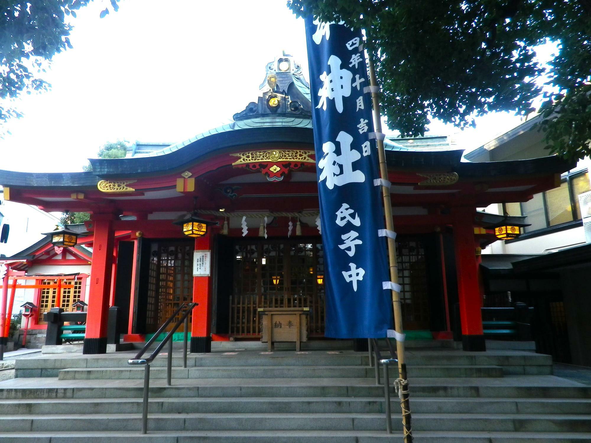 「神津神社」境内の奥にある本殿。