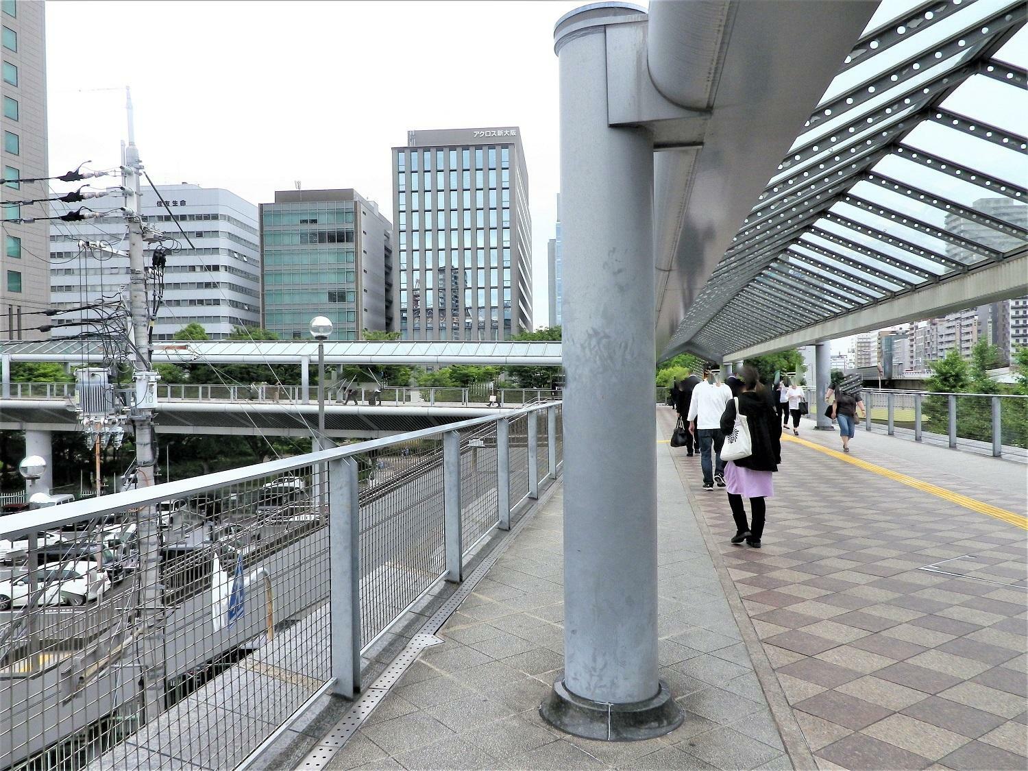 JR新大阪駅の北側から続く長い歩道橋