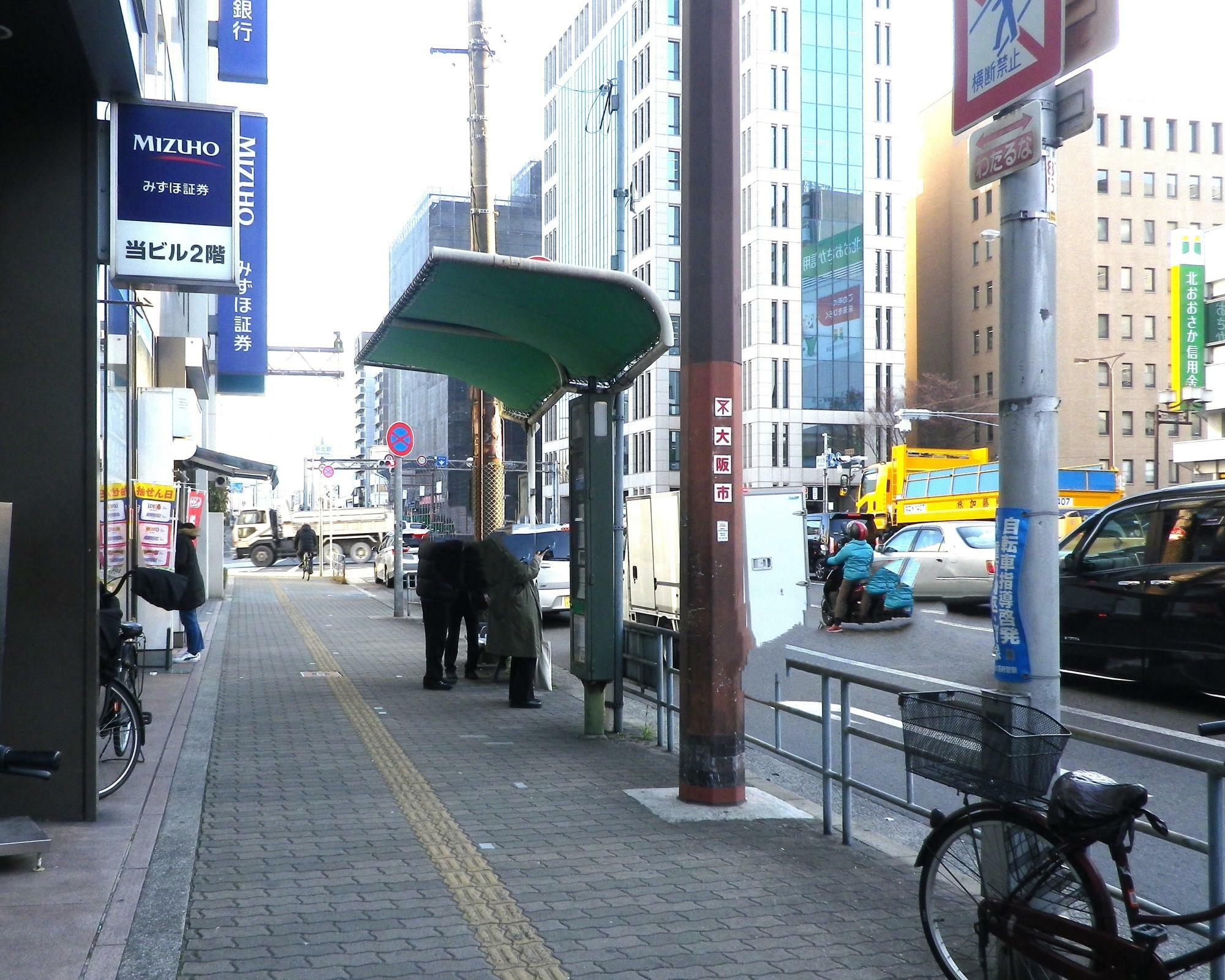復路側の停留所の様子。阪急電車十三駅西口近くのみずほ銀行の前にあります。