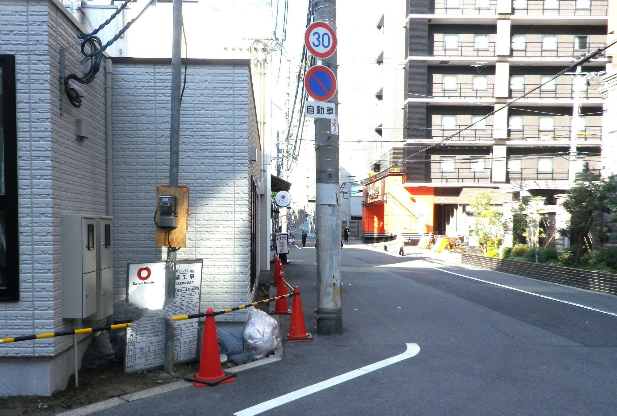 右手奥に見える斜め前のオレンジ色の建物が「アパホテル新大阪南方駅前」。