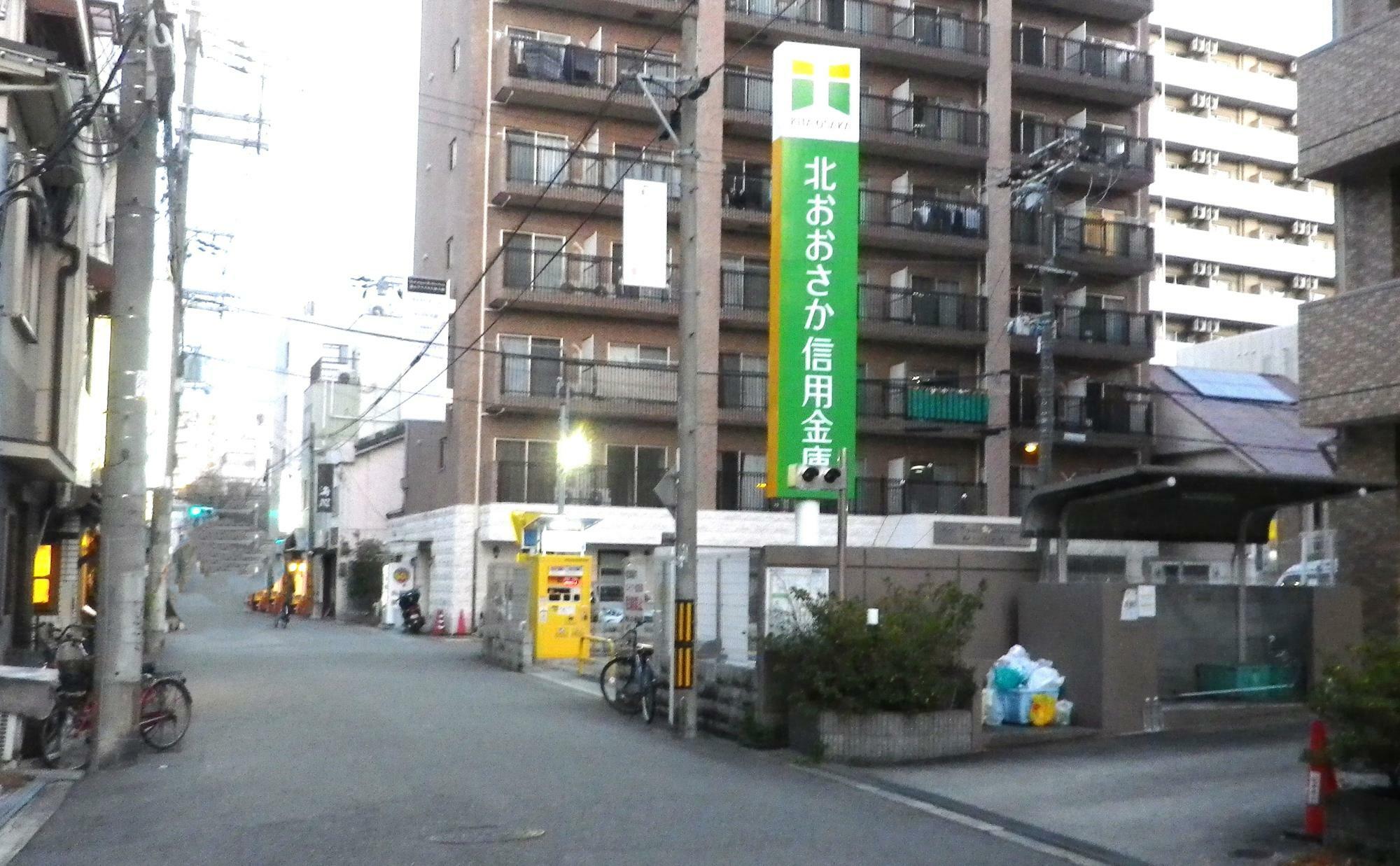 目の前に北大阪信用金庫東淀川支店の駐車場。