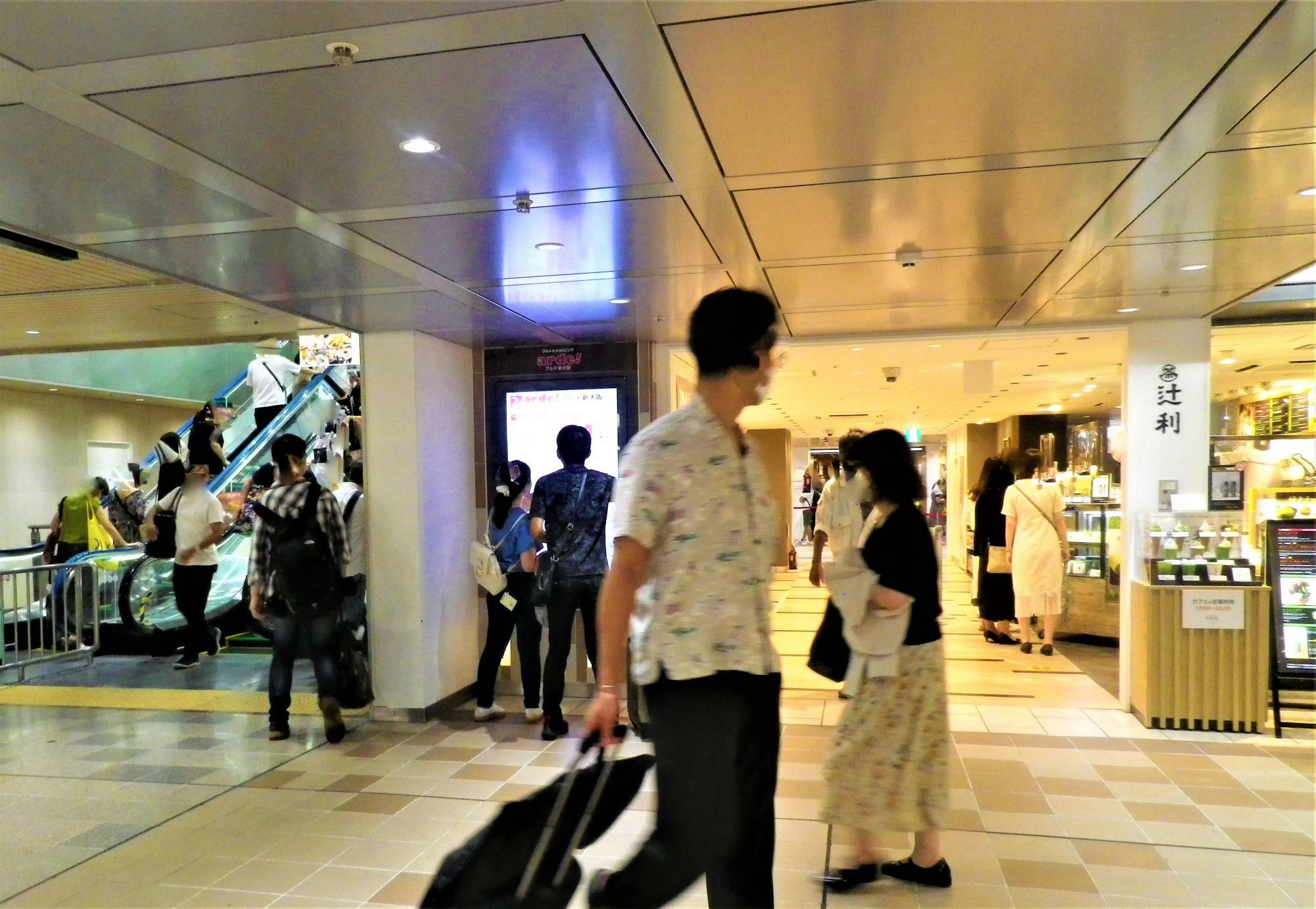 新大阪駅3階の新幹線中央入口の前のエスカレータを降りてスクの場所。