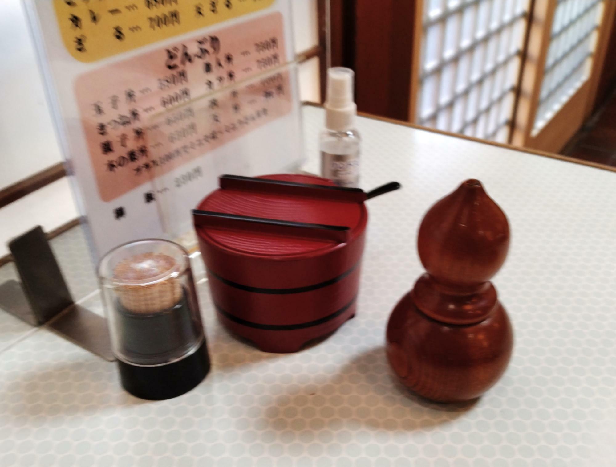 テーブルの上の小物も昭和レトロ感満載。
