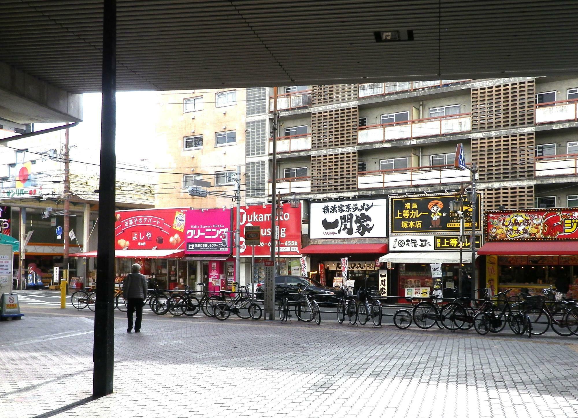 JR塚本駅西口を出てすぐの商店街「サンリバー柏里」。