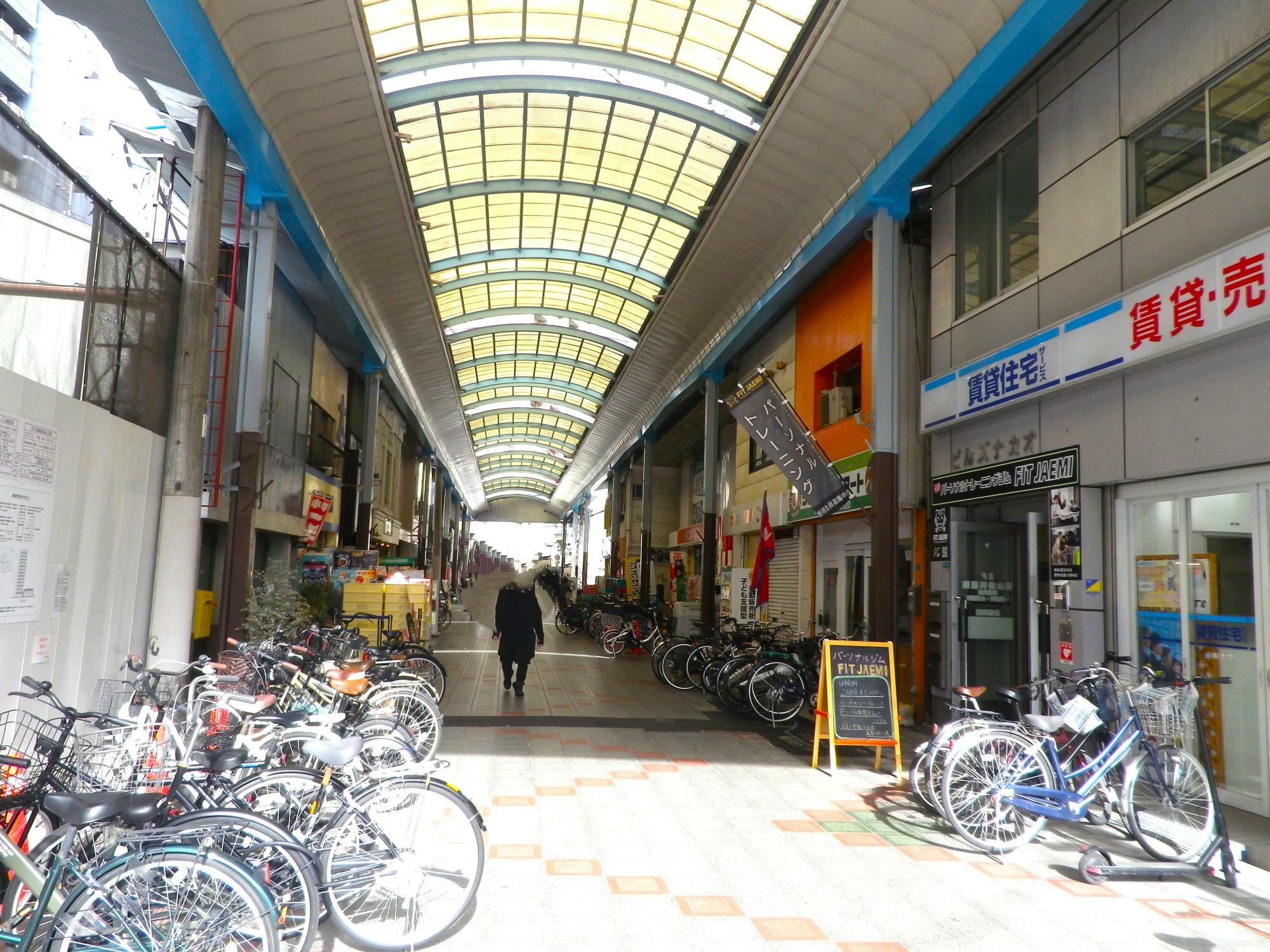 「塚本駅前通」を入ってスグ、左手にある「麻布珈琲店」。