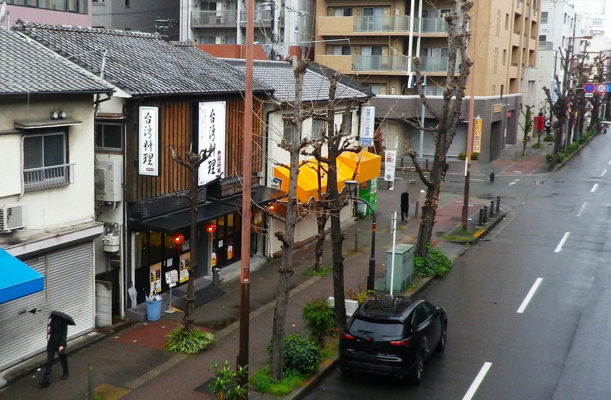 大阪メトロ御堂筋線東三国駅5番出口の歩道橋から見た所。