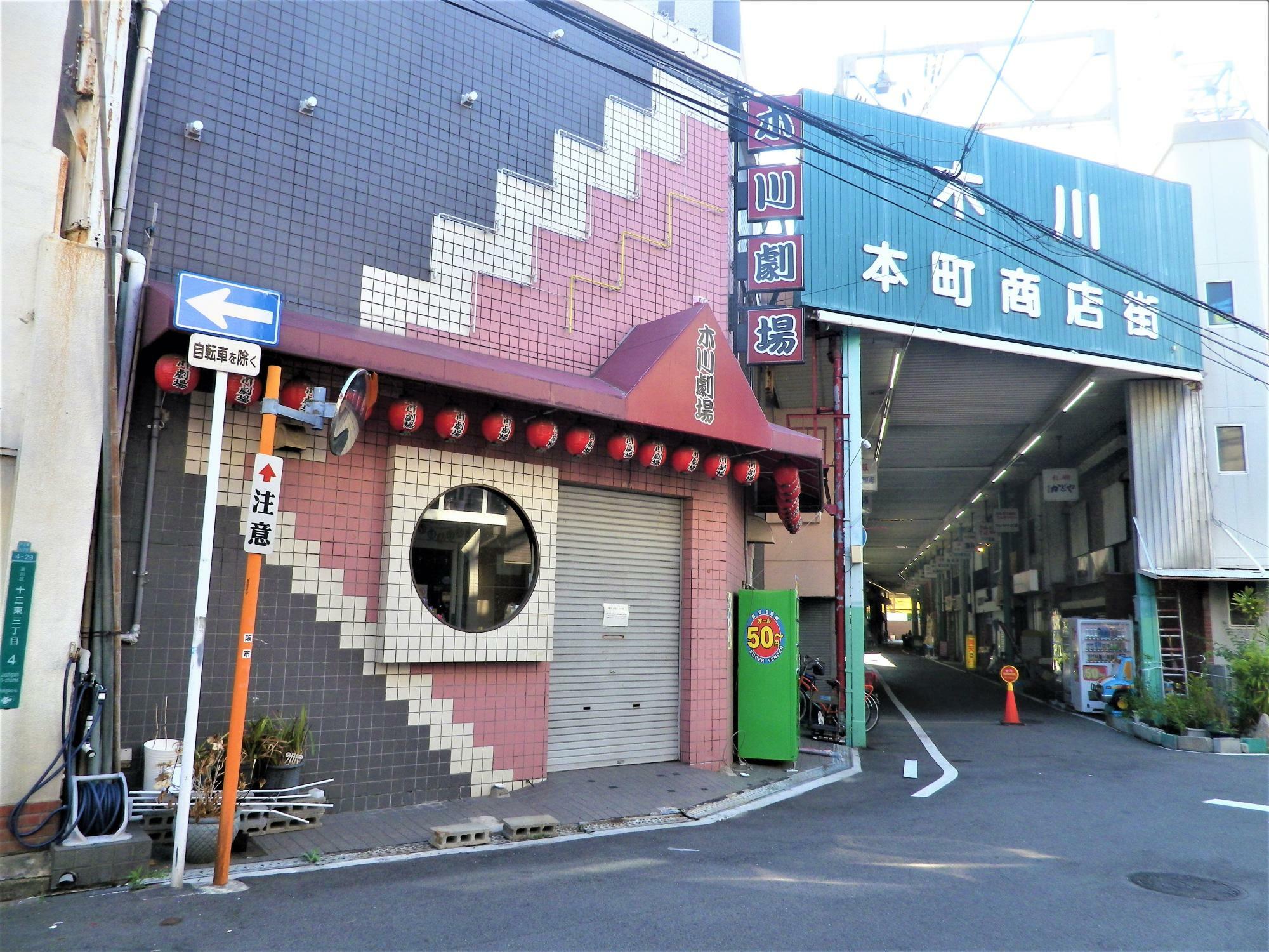 昭和レトロ風だった外壁のタイルデザイン。