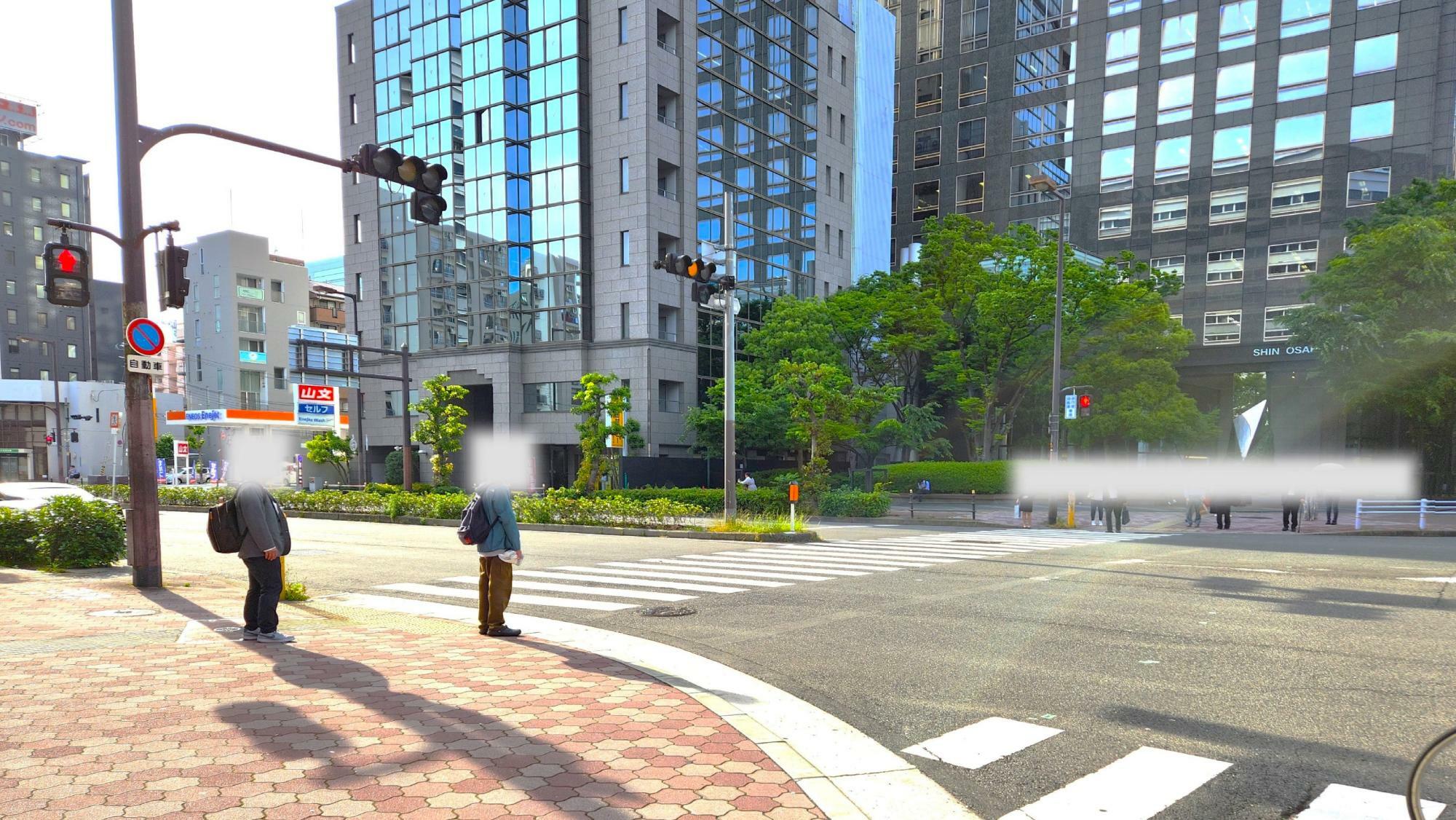歩道を渡り北へ直進すると徒歩5～6分で新大阪駅。