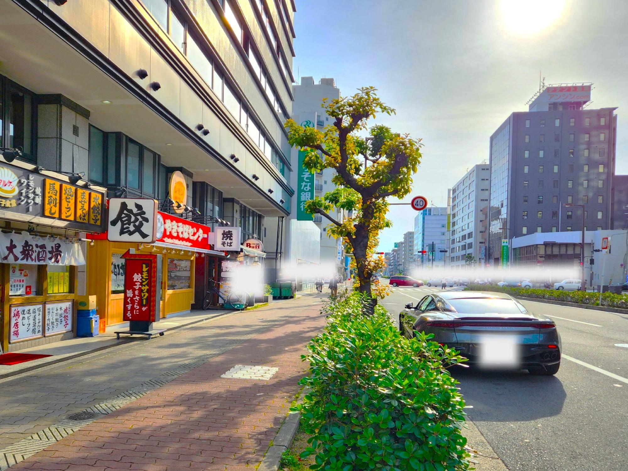 歩道の西の端には「りそな銀行新大阪駅前支店」。