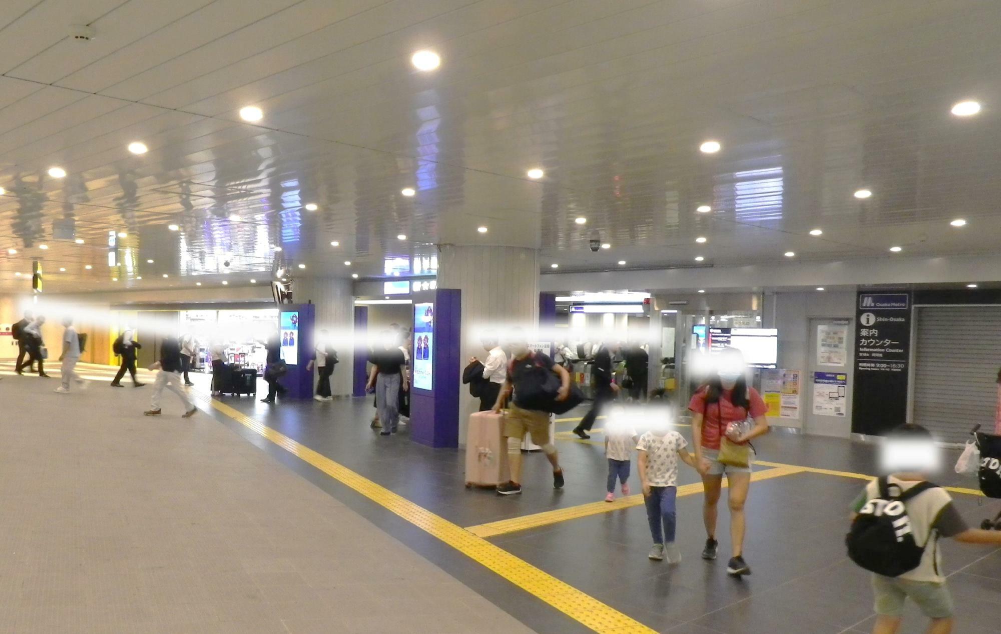 多くの人が行き交う大阪メトロ御堂筋線新大阪駅中央改札付近の様子。