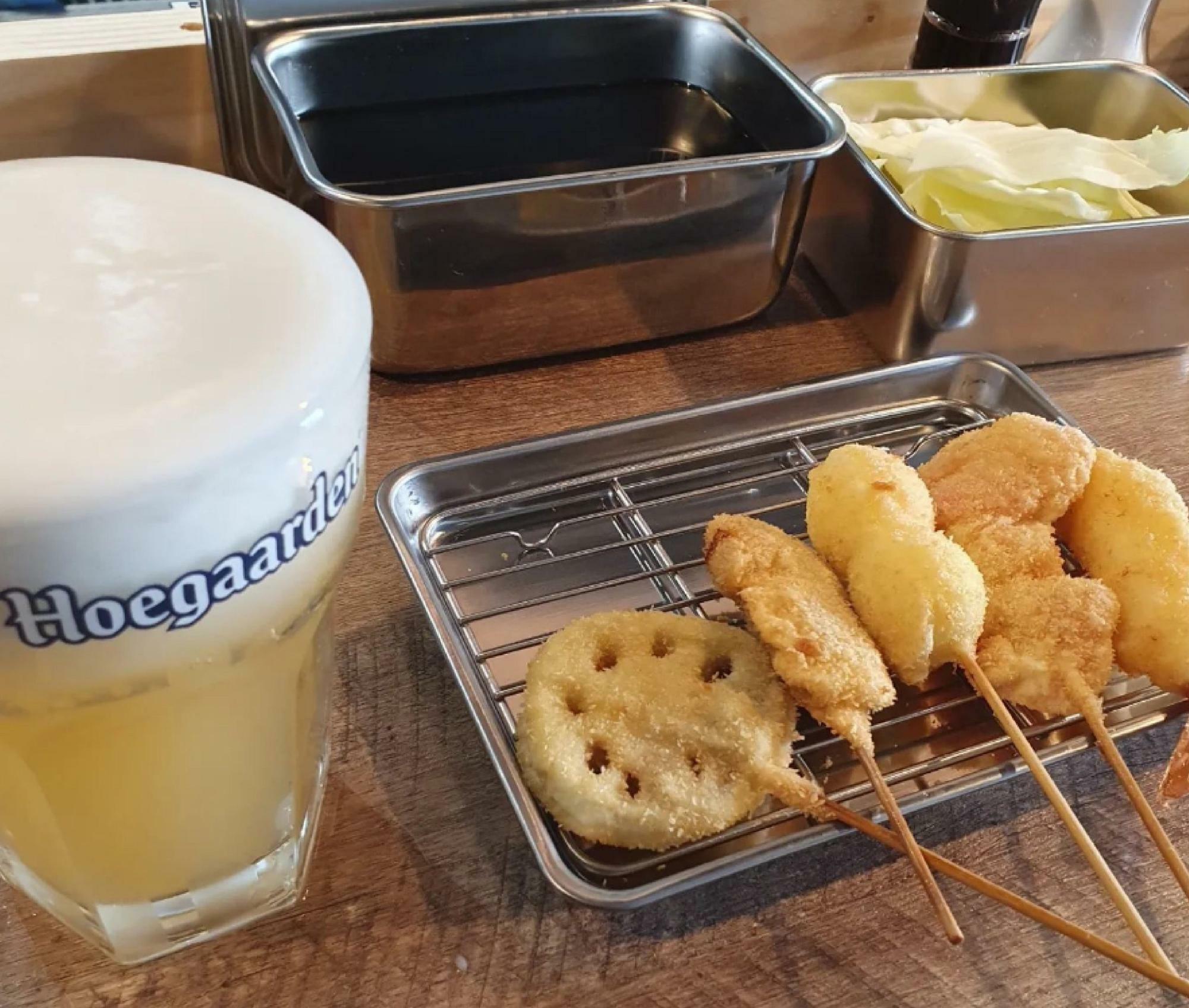 ベルギーホワイトビールの王道“ヒューガルデン”は串かつにも好相性。