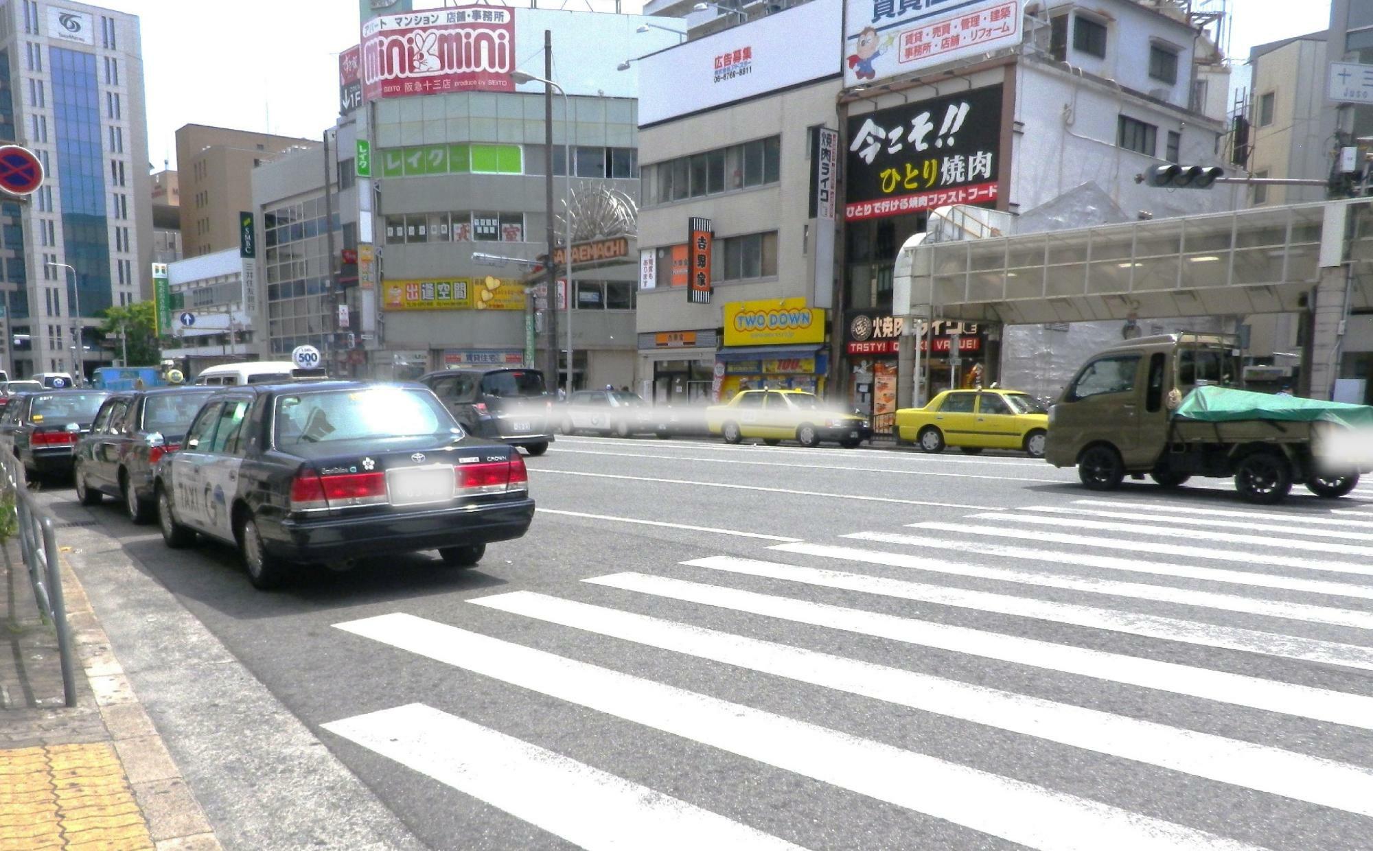 交差点の向こうに見える「吉野家」の横が「サカエマチ商店街」の入口。