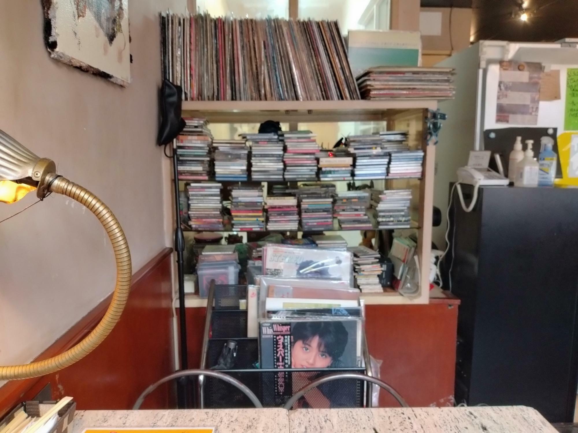 大量のレコードやCDのコレクション。