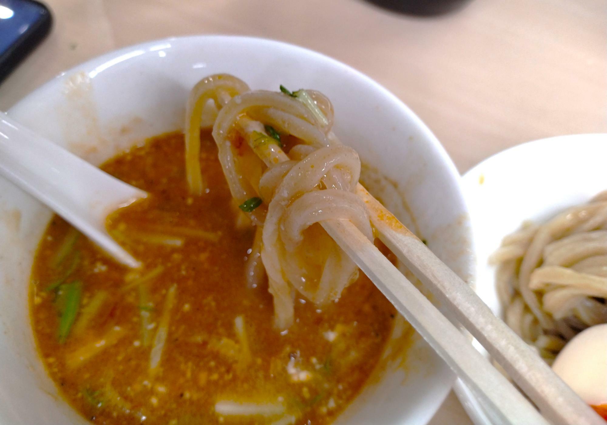 平打ちストレートの太麺がスープに程よく絡みます。