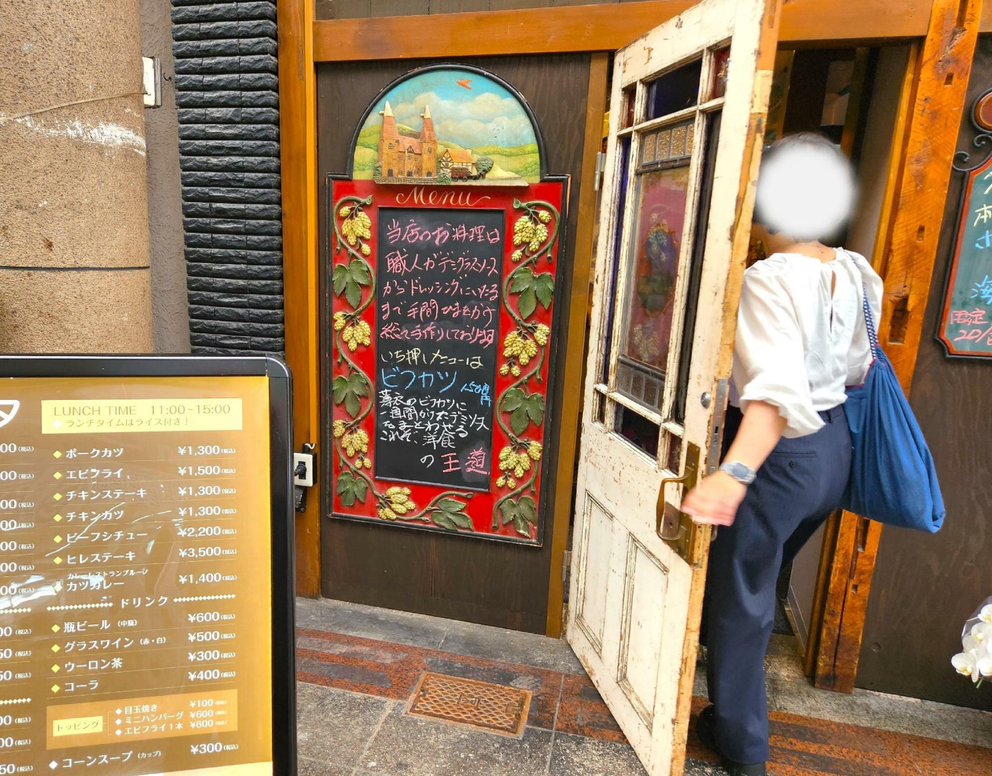 順番が来ると重めのドアを開けて入店。