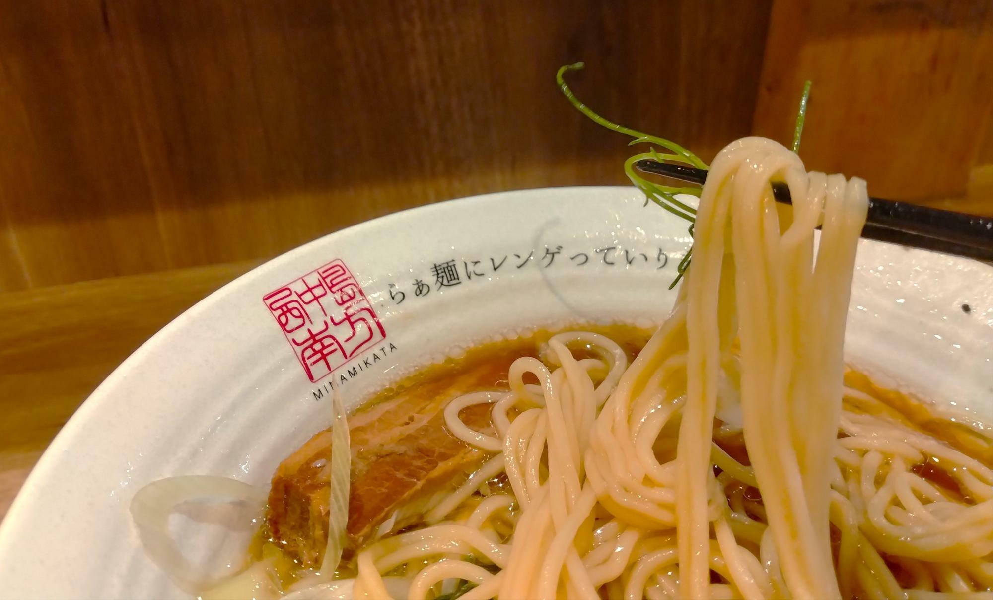 のど越しの良い中細の平打ちストレート麺。