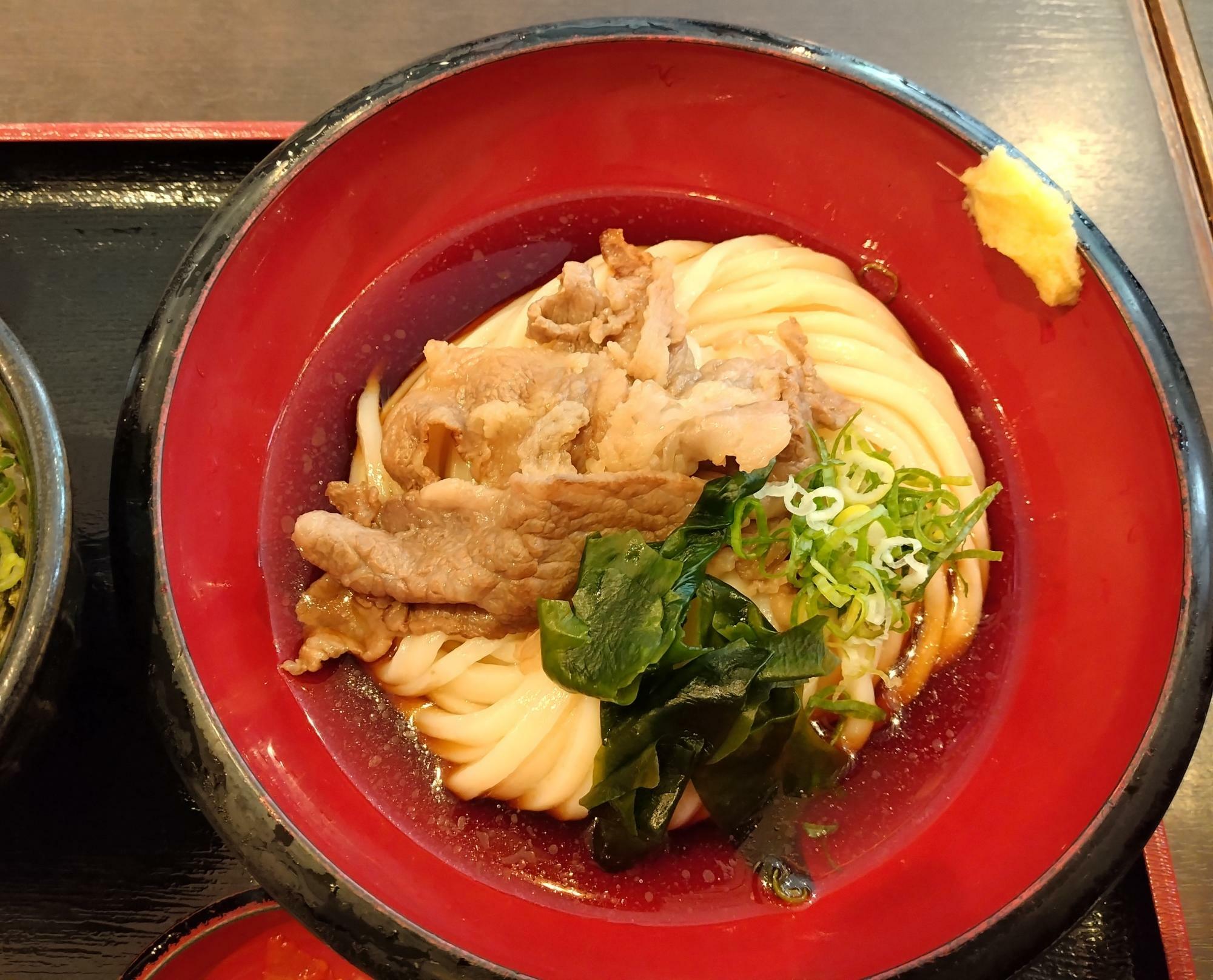 適度な脂身が甘い黒毛牛の肉うどん。