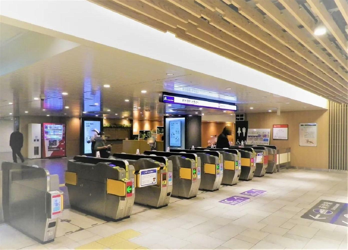 大阪メトロ御堂筋線の新大阪駅北西改札口。