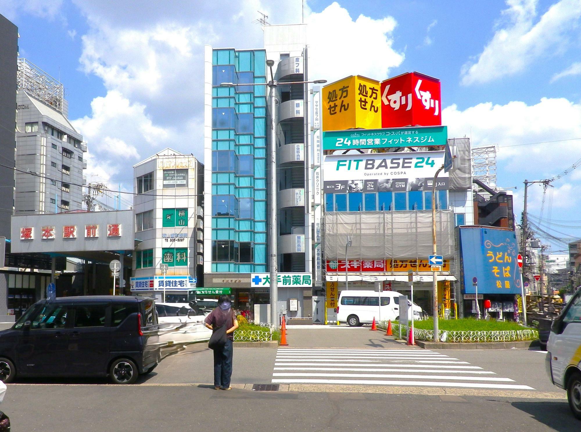 JR塚本駅東口を出ると、すぐ見えるビルです。