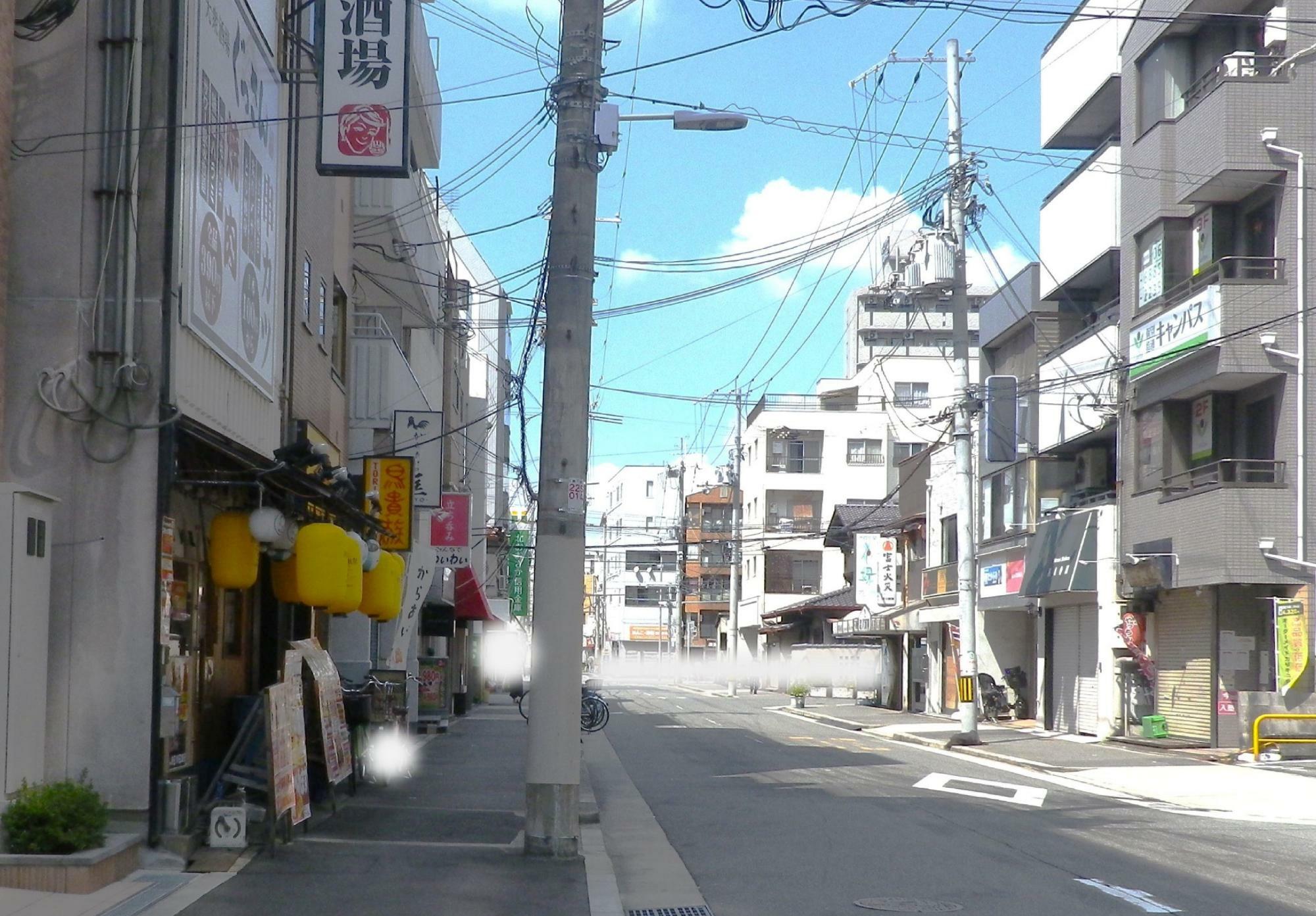 新しくできた「ローソンJR塚本駅前店」の前の道を北へ直進。