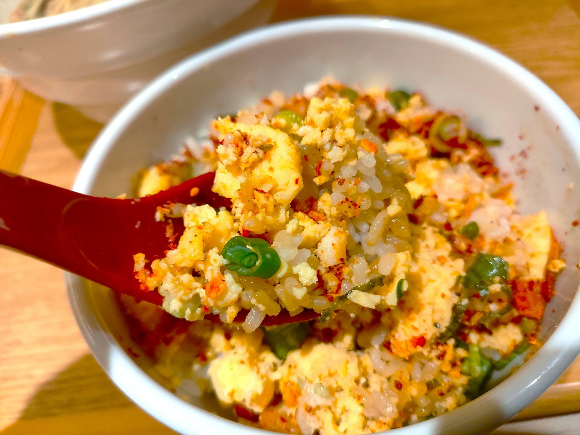 「コレは推せる！」美味しい「スパイシー鶏そぼろ丼」を混ぜたところ。