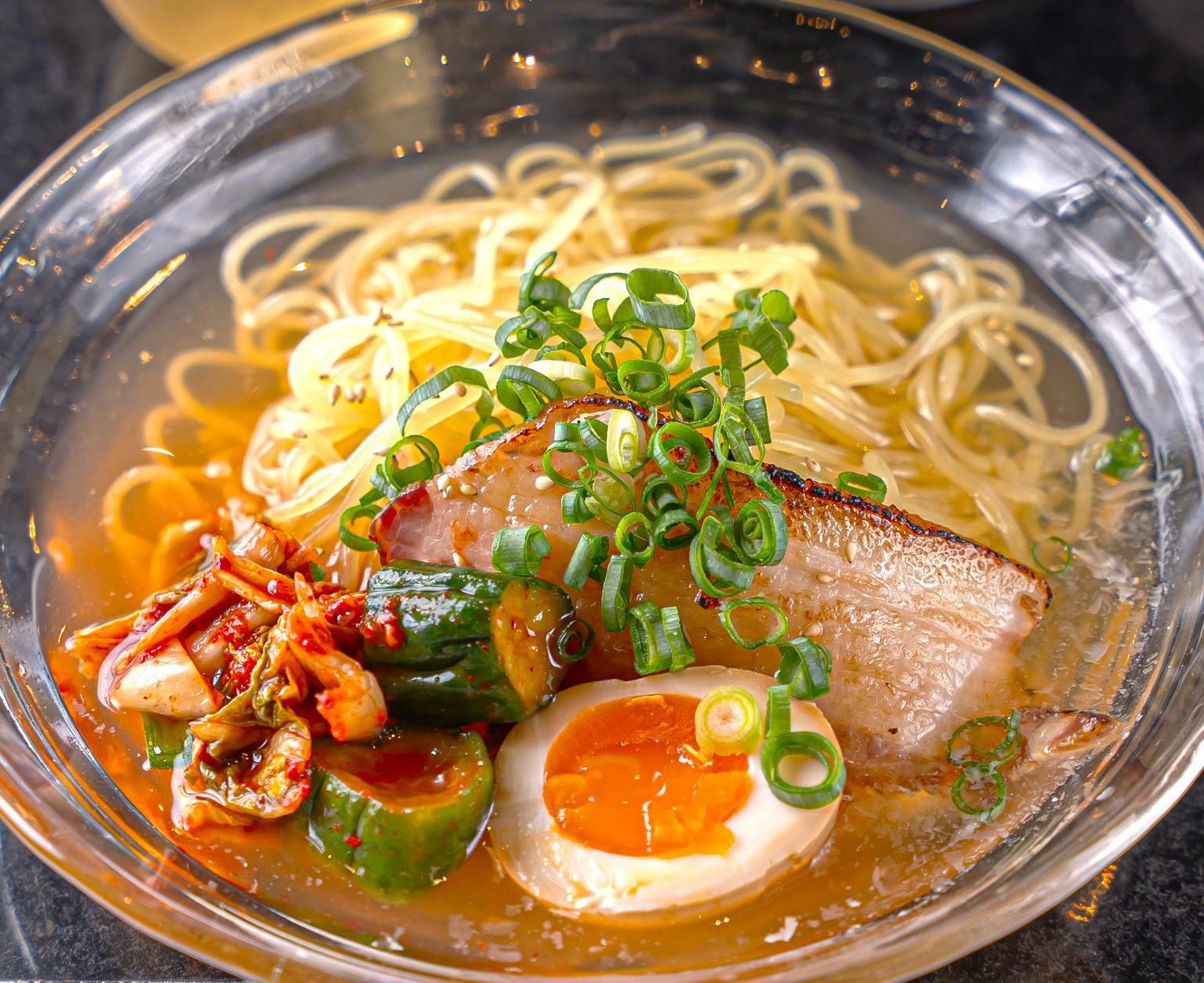 完成度の高い「焼肉はうす　たられば」の冷麺。