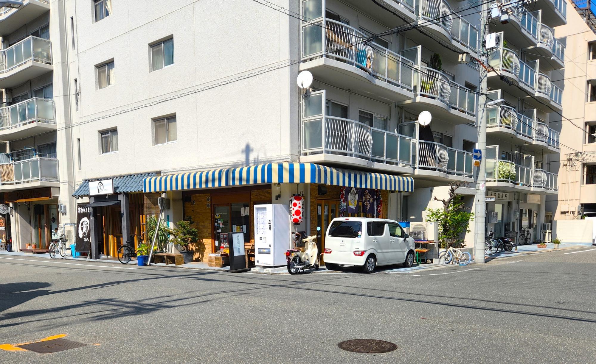 「THE coffee time」は角のお店です。